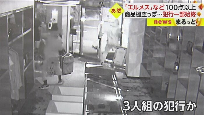 両手に抱えては出て、また戻り…急ぎ足で何度も店を出入りする3人