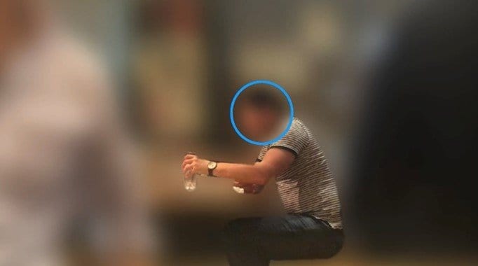 運転前にビールを飲むロシアの外交官（2019年、東京都内）