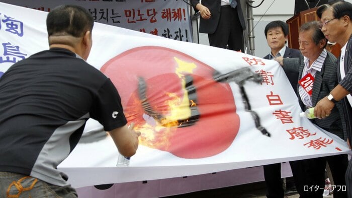 韓国で燃やされる日の丸　竹島をめぐる領土問題受けて　2011年撮影