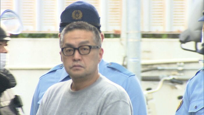 銃刀法違反の疑いで送検される佐々木容疑者(58)(5月28日 町田署)