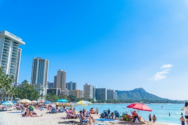 年末年始の空の便で中国路線は予約2割減もハワイ便は過去最多に…出国ピークは12月27日(土)｜FNNプライムオンライン