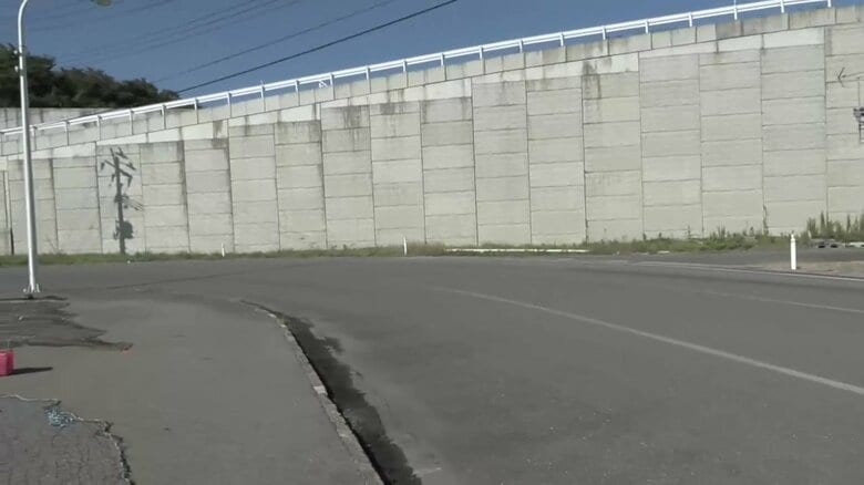 乗用車がコンクリートの壁に衝突　25歳女性死亡　臨港道路で対向車線にはみ出す　岩手県陸前高田市｜FNNプライムオンライン
