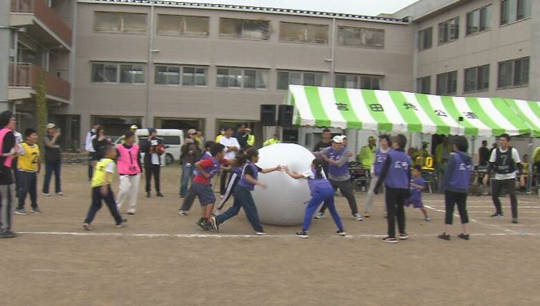 「町の人と盛りあがれるので楽しい」　100回目を迎えた地区の運動会　記念に100人参加の「大玉転がし」も　子供から90代まで住民800人が汗を流す｜FNNプライムオンライン