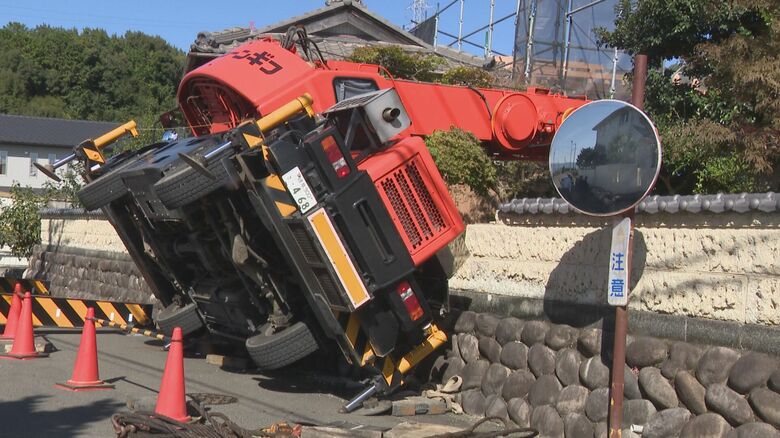 クレーン車が横転しリフォーム工事中の住宅の屋根などを直撃 荷物を吊り上げ中にバランスを崩したか｜FNNプライムオンライン