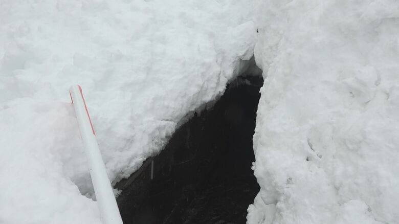 水路の雪の詰まりを解消させようと…水路に転落した67歳と74歳の男性2人が死亡 空き家の除雪作業中に…新潟・十日町市|FNNプライムオンライン