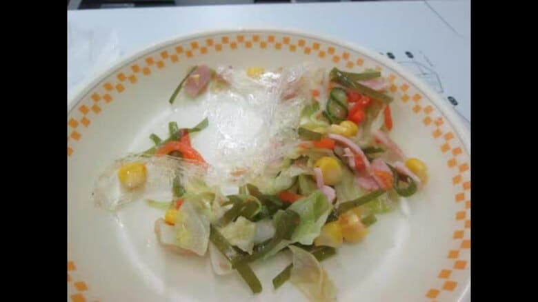 給食のサラダに長さ約３０センチのラップが混入　調理中に混ざったか【福島県・福島市】｜FNNプライムオンライン
