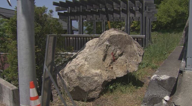 2メートルの巨大な岩が車庫を直撃　住宅の裏山から崩れ落ちる　住民から不安の声　県が土のうやセンサーで対策　長野・松本市｜FNNプライムオンライン
