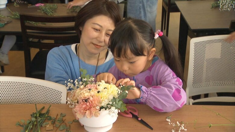子どもと作る母の日フラワーアレンジ　カーネーションが「くま」と「プードル」に変身！　富山の花屋が提案｜FNNプライムオンライン