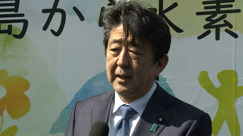 (記者団のインタビューに答える安倍首相 福島・浪江町)