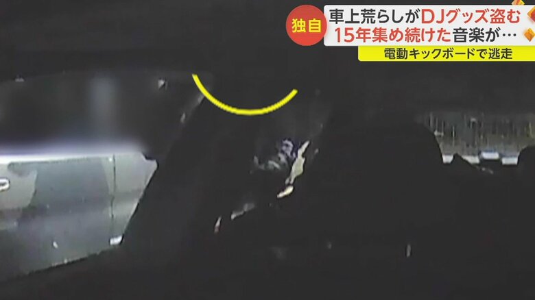 何らかの道具を使って後部座席の窓ガラスを割った