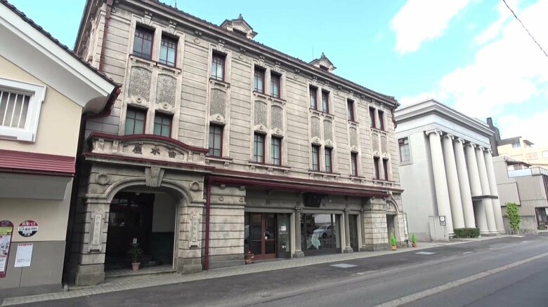 歴史を感じさせる建物も数多く建ち並ぶ