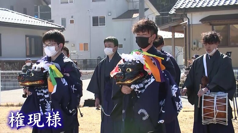 神様を宿した獅子頭「権現様」を携えた神楽衆