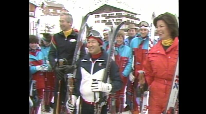 昭和59年（1984年） リヒテンシュタインの皇太子一家とスキーを楽しまれる陛下