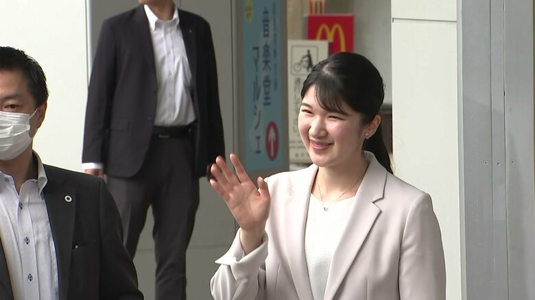 金沢駅に到着された愛子さま