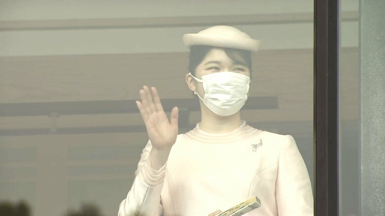 柔らかい表情で手を振る愛子さま