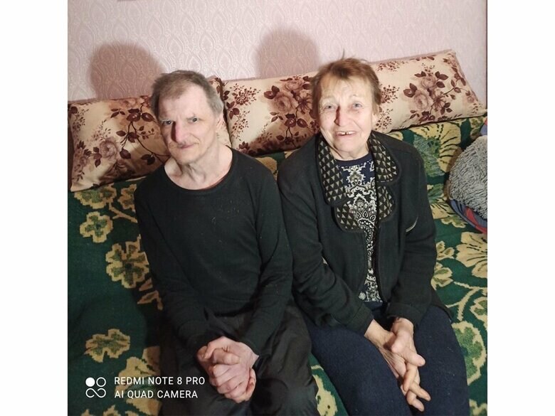 左：マーヤさんの兄・ジェニャさん（58）、右：義母・サーシャさん（79）