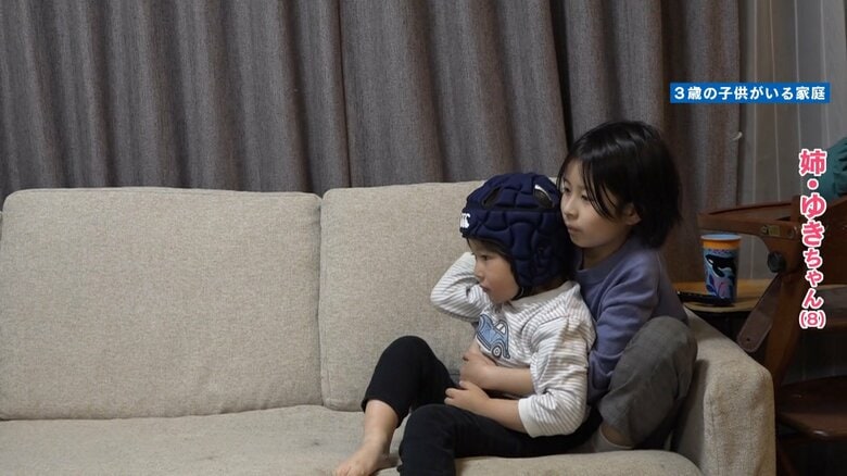 はるきくんを抱える姉のゆきちゃん(8)