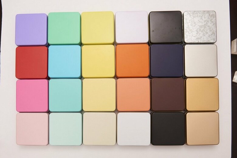 たくさんのカラーバリエーションがあるスクエア缶（※現在は販売していないカラーも有り）