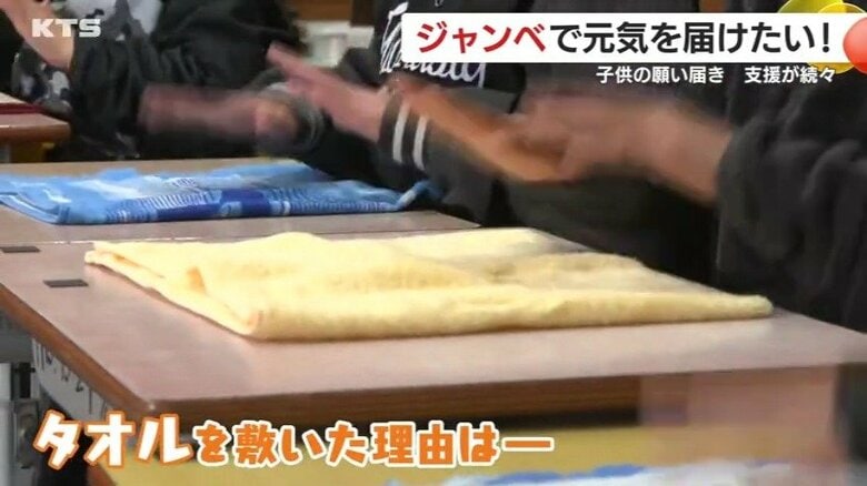 ジャンベがないので机にタオルを敷いて練習