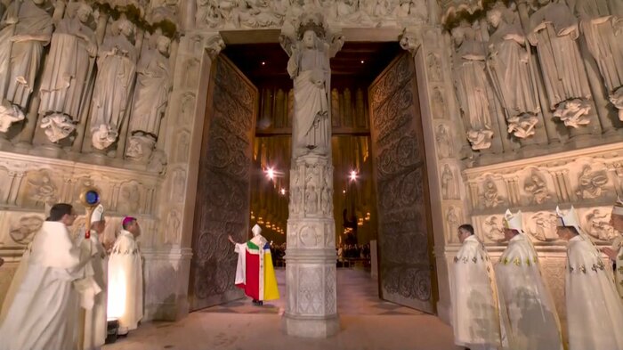 ノートルダム大聖堂の再開を祝う式典