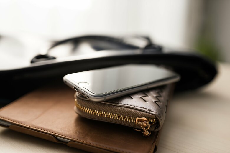 外出先から戻った時の手荷物に注意（画像はイメージ）