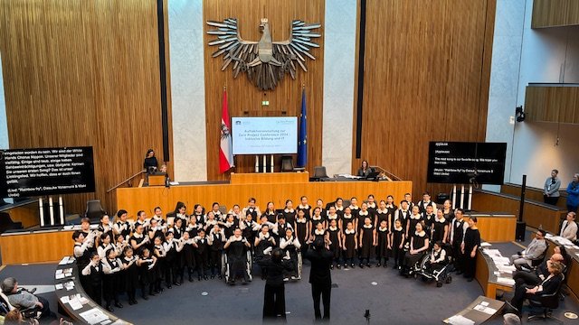 オーストリアの国会議事堂でパフォーマンスを行った