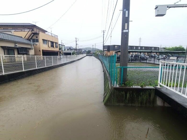今にもあふれそうな用水路（函南町仁田　6月18日）