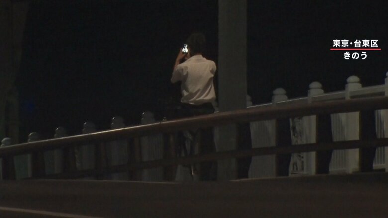 自転車を止めて撮影する人も