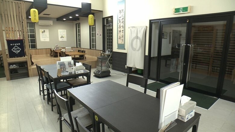 県外から訪れる客も増えている「おさかな処 どうらく」の店内（秋田・にかほ市象潟町）