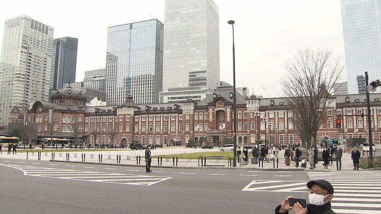 ＪＲ東京駅前には、大勢の見学者の姿が見られた