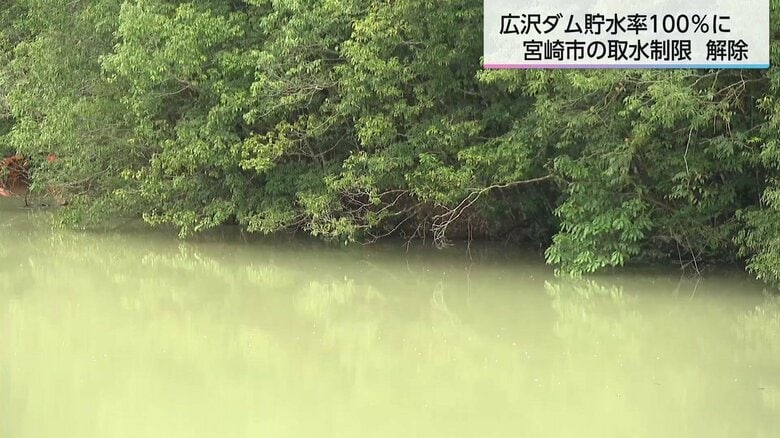 水面が周囲の樹木に達するほどの高水位となったダム上流部