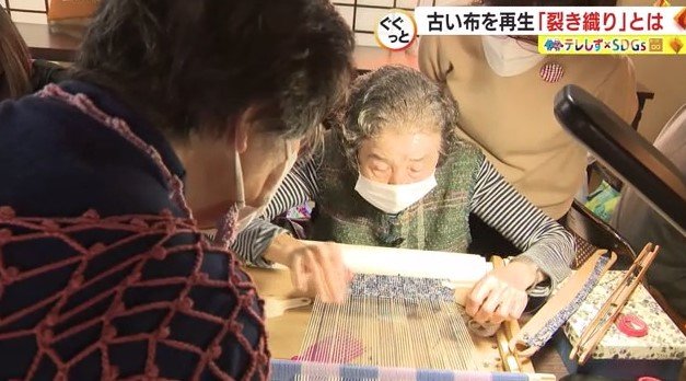 織り進むにつれ柄が現れる