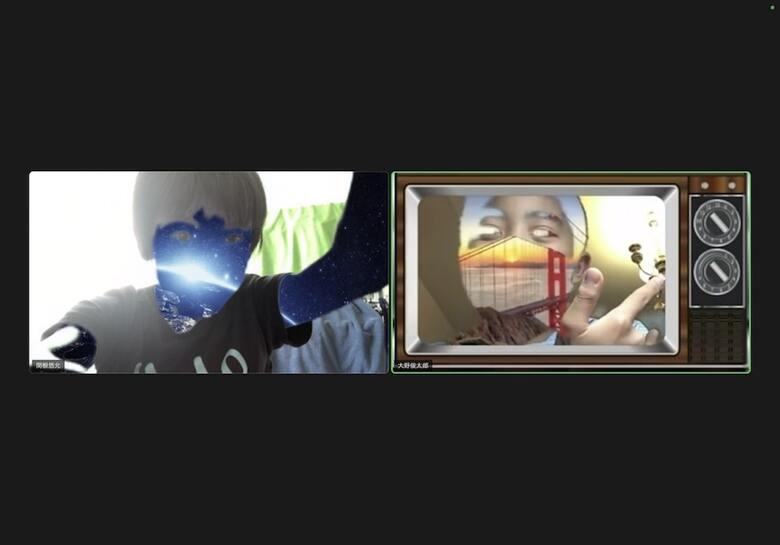 特殊効果をかけながら「Zoom」で同級生とやりとりする次男（左、6月）