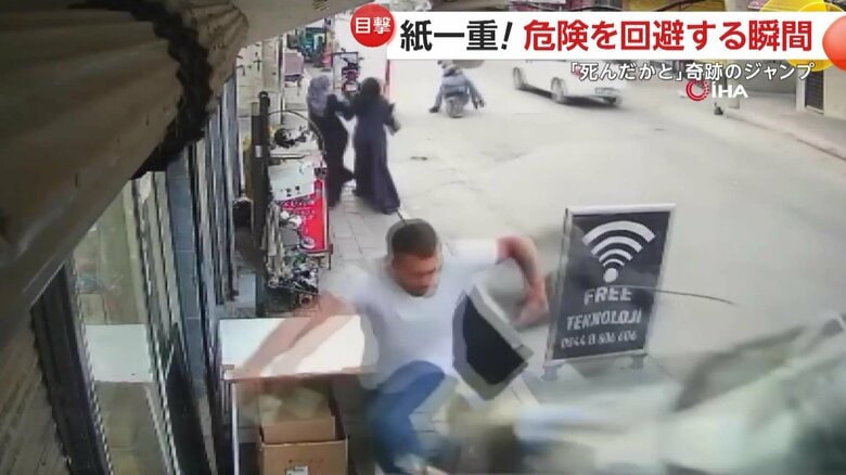 車を避けるためにジャンプする男性