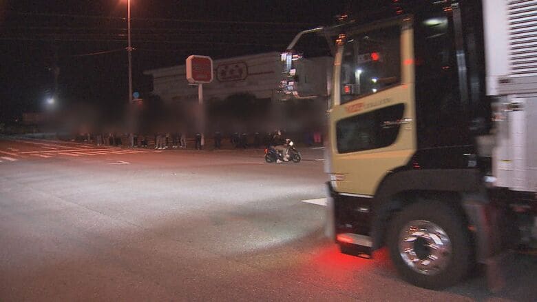 トラックの近くで蛇行運転をしている