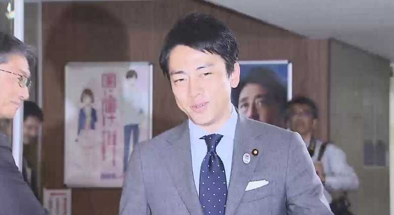 厚労部会に向かう小泉氏　左端は筆者