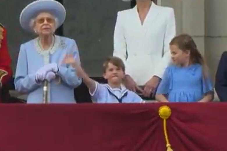 エリザベス女王の隣で手を振るジョージ王子