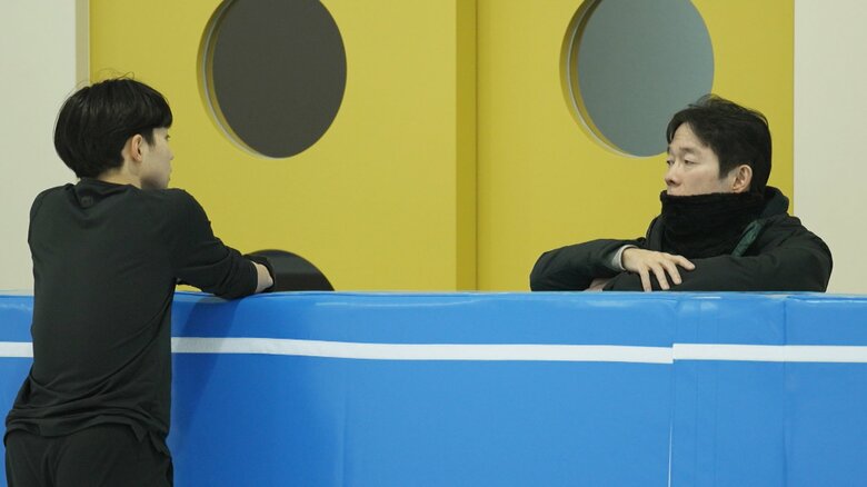 リンクサイドで正和コーチと話す鍵山