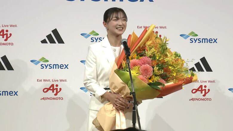 左手にはまだ指輪はなし