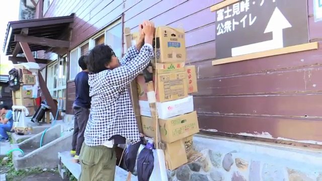 歩荷…山小屋に運ぶ荷物の重さは70~120キロ　山の鉄人とも呼ばれる