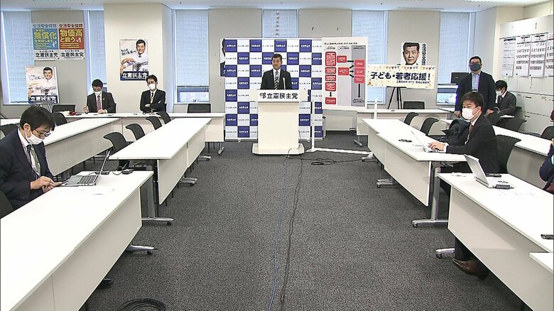 定例会見の会場は広めだが、記者の姿はまばらで…