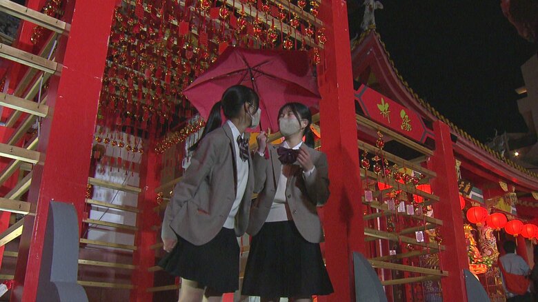 ”雨ちゃん”と”太陽くん”になりきって写真を撮る高校生