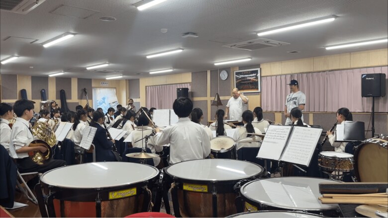 母校の吹奏楽部の演奏を聴く渡邉