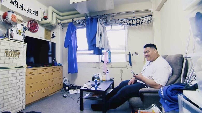 自室の棚には父の著作もあった