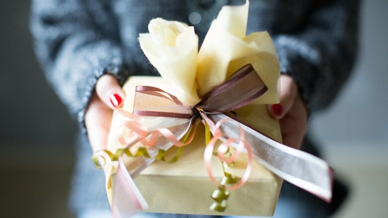 プレゼントを渡してターゲットに接近（イメージ）