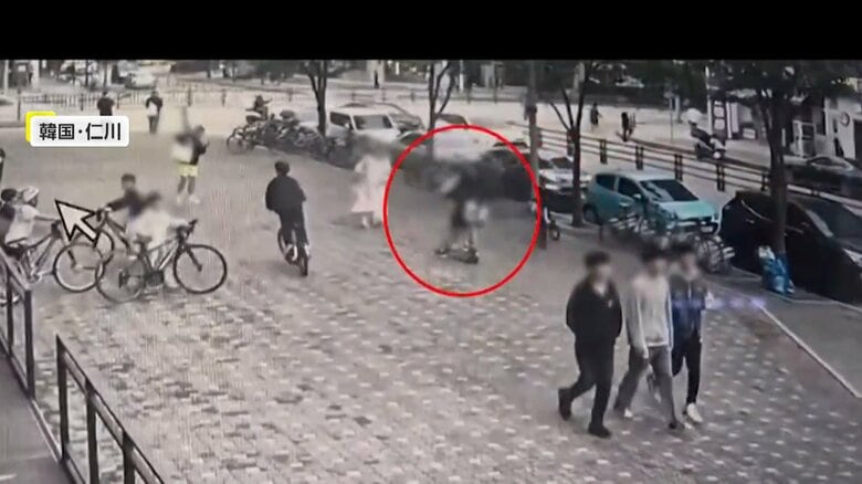 電動キックボードと親子が衝突する瞬間（10月18日、韓国・仁川）（5）