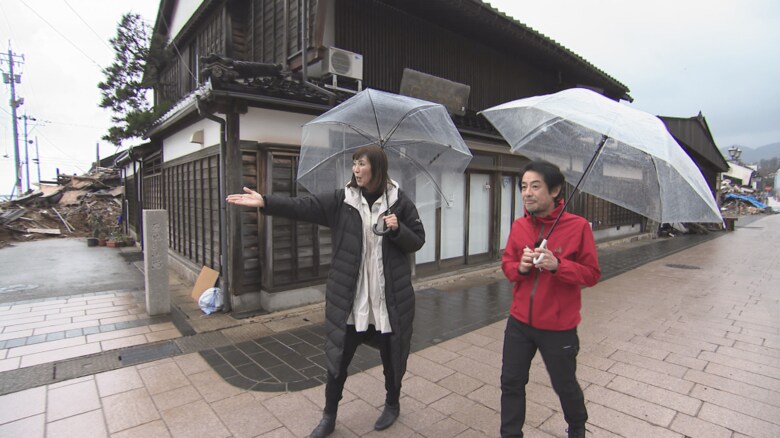 輪島市朝市組合　冨水組合長（右）