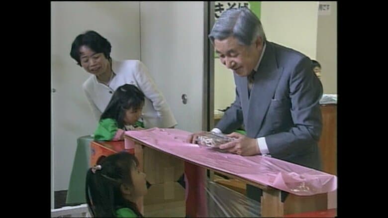 平成17（2005）年5月　「いずみこども園」で子どもたちと交流される陛下（東京・千代田区）