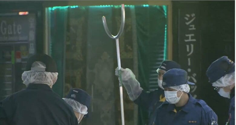 事件現場でさすまたを手にする警察官　