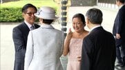 夫人が“マグロのすし”手にすると笑いが　天皇皇后両陛下がフィリピン・マルコス大統領夫妻を歓迎　贈り物は「ハロハロ」のグラス